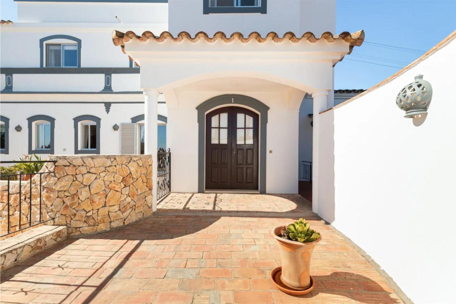 مونكاراباشو The Lemon Tree Villa الغرفة الصورة